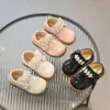 Sapatos de Couro para Meninas 2026 Outono Nova Moda Sapatos de Couro com Pérolas Estilo Britânico Sapatos de Princesa com Laço Sapatilhas de Strass para Crianças
