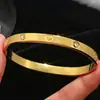 Pulsera de acero inoxidable dorada transfronteriza, traje de pulsera de trébol de cintura pequeña con tachuelas, brazaletes dorados