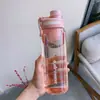 Garrafa de água esportiva de grande capacidade, design estiloso para homens e mulheres, perfeita para o verão, simples e durável, resistente ao calor, com infusor de chá, e feita de plástico, tornando-a resistente a quedas