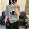 Camiseta de Tricô Respirável com Bordado de Desenho Animado e Manga Curta em Seda Gelada para Mulheres, Novo Design de Verão com uma Gola Redonda Única