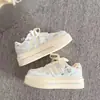 Zapatos de pan de dopamina transfronterizos, zapatillas blancas de suela gruesa, nuevo modelo 2026, zapatos de entrenamiento alemanes para mujer, zapatillas casuales versátiles para estudiantes