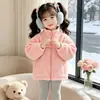 Jaqueta Infantil Feminina Gatinho com Laço Acolchoada de Algodão Três em Um 2026 Inverno Nova Jaqueta Estilosa Roupa Infantil