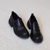 Sapatos Loafer Retro com Velcro Outono Inverno Sapatos de Couro Salto Grosso Versátil para o Trabalho Slip-on Estilo Britânico Moda 2026 Bico Redondo