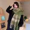 Novo Cachecol Xadrez Estilo Coreano de Inverno para Mulheres, Xale com Franjas Imitação de Caxemira de Celebridade da Internet, Cachecol Quente para Pescoço, Versátil de Alta Qualidade Versão Grande