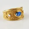 Anillo de aleación antigua Chengge retro francés de lujo ligero con incrustaciones de piedra azul y blanca en stock al por mayor