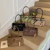Bolsa Tote Vintage Versátil Exquisita para Mulheres Outono 2026 Nova Tendência Grande Capacidade Camurça Simples Bolsa de Ombro Sob o Braço
