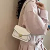 Bolso pequeño cuadrado de bloques de color, un bolso de cadena al hombro elegante y versátil para mujer, con un diseño retro y moderno, perfecto como bolso cruzado