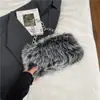 Bolsa de Ombro Feminina da Moda 2025 Inverno Nova Bolsa de Axila com Corrente Bolsa de Jantar Pelúcia de Alto Valor