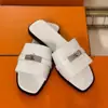 Sandálias de Dedo com Fivela Pequena de Alta Qualidade para Influenciadoras Moda Feminina Cor Versátil Color Block Bico Quadrado Fundo Plano Sandálias de Exterior Verão