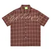 Camisa Xadrez de Manga Curta com Bordado de Letras Florais, Corte Solto com Gola de Lapela, Top Tendência Streetwear para Homens e Mulheres