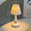 [Tienda vendiendo] Lámpara de mesa pequeña retro creativa desenchufada luz de lujo simple francesa luz de noche de cabecera para estudiantes