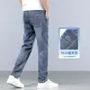 Jeans ligeros de verano para hombre, pierna recta elásticos multibolsillos casuales, mezclilla de algodón de alta gama
