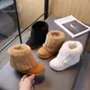 Botas de neve para meninas, novo estilo de inverno 2026, sapatos infantis espessos e quentes, forrados com fleece, botas curtas da moda