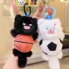 Colgante Original de Gato Esponjoso Deportivo - Divertido Colgante Llavero de Felpa de Jersey Fútbol Baloncesto Gatito
