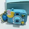 Brinquedo Infantil Luminoso de Desenho Animado Mini Câmera de Projeção Chaveiro Pingente para Mochila Feminina Boneca de Câmera Pequena Criativa