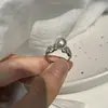 Anel estilo japonês de luxo leve com zircônia e madrepérola para dedo indicador feminino, com temperamento de alta qualidade, ajustável. Novo