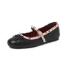 Zapatos de Moda con Remaches de 1 cm Estilo Femenino Temperamento Zapatos de Salón de Una Correa Suela Plana Piel Pequeños Verano 2026 Nuevos