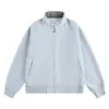 Roupa masculina da moda com gola alta bege de cânhamo, gola café profunda, carcela de dois botões, zíper, manga raglã, estilo cardigã com capuz casual