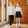 Camisa polo infantil branca de algodão com mangas compridas, adequada para crianças mais velhas, em estilo preppy, ideal como uniforme de classe, uniforme escolar ou uniforme de jardim de infância.