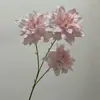 Dália de haste única, com três cabeças, sonhadora - um arranjo de flores decorativo para casamentos, decorações de corredor e decoração de casa. Buquê de flores artificiais