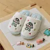 Pantuflas de algodón auténticas de Crayon Shin-chan para mujer, pantuflas de felpa cálidas para interior de otoño e invierno, pantuflas de felpa antideslizantes para el hogar