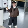 Jaqueta de Couro Falso Duas Peças para Meninos, Novo Estilo Primavera e Outono 2026, Roupa de Outono Estilosa e Fashion para Meninos, Roupas Infantis Modernas e Descoladas