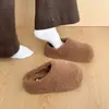 Chinelos fofos de sola grossa para mulheres, novo estilo outono/inverno 2026, botas de neve fáceis de calçar com forro de fleece e design de bico fechado