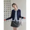 Toma real, precio real, azul marino, cuello redondo, dos piezas falsas, sentido del diseño, top, para mujer, nuevo estilo otoño e invierno, manga larga, a rayas, cárdigan de punto