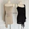 Un elegante conjunto de principios de otoño: un conjunto completo que incluye un vestido camisola, un cárdigan y un par de pantalones