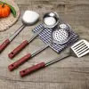 Conjunto de 4 Peças de Utensílios de Cozinha em Aço Inoxidável com Cabo Longo e Acabamento em Madeira: Espátula para Mexer, Espátula para Fritar, Concha para Sopa, Escumadeira