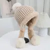 Chapéu de lã novo de outono e inverno com duas caudas e três pompons, fofo, combina com tudo, moda, quente, proteção para as orelhas, afina o rosto, pequeno chapéu de tricô de pelúcia