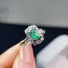 Anillo de Esmeralda Colombiana Pura Natural con Piedra Principal de Color Fuego Completo Tamaño aprox. 4*6 mm Plata de Ley 925 Incrustado de Precisión