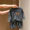 Conjunto de duas peças para bebês meninos, com top listrado de manga longa e calça cropped casual, estilo cartoon, novo para primavera e outono de 2026
