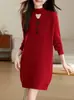 Vestido de tricô para mulheres, nova coleção outono/inverno 2026, com design de recorte em formato de coração, caimento solto, efeito emagrecedor e comprimento médio.