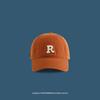 Gorra con visera de etiqueta R de copa suave estilo japonés bordada protección solar estilo coreano gorra de béisbol para hombres y mujeres en todas las estaciones mostrando rostro pequeño sistema de color dopamina