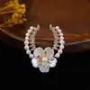 Broche de aleación nueva con perlas y flor de ciruelo, hebilla, corsage de flor elegante, pequeño aroma, accesorio anti-exposición