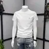 Camiseta Masculina de Seda e Algodão Manga Curta com Strass e Hot Stamping Verão 2025 Novo Estilo Coreano Slim Fit Gola Redonda Manga Meia Estampa Tendência