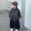 Roupa de primavera e outono para meninos: jaqueta de couro infantil, camisa xadrez e calça de moletom - um conjunto de três peças legal e estiloso para pequenos cavalheiros