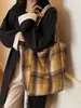 Bolsa de Gran Capacidad Otoño e Invierno Bolso de Commuter de Lana a Cuadros Bolso Versátil de Nicho Maillard Hombro Cruzado Bolso para Estudiantes para Mujer