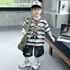 Conjunto de Verão para Meninos 2026 Nova Moda Camiseta Listrada Fina de Manga Curta Conjunto Esportivo de Duas Peças para Meninos