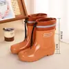 Zapatos de agua altos y modernos, botas de lluvia, botas impermeables cortas hasta la mitad de la pantorrilla, antideslizantes, resistentes al desgaste, zapatos de goma para cocina, botas de lluvia cálidas para mujer