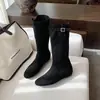 Colección Otoño/Invierno 2026: Botas altas retro para mujer hasta la rodilla con diseño de chimenea, que cuentan con un efecto plisado adelgazante.