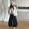 Conjunto de Moletom Listrado Outono/Inverno Novo para Meninas, Colete de Lã de Cordeiro, Calças de Perna Curva com Forro de Fleece, Top para Crianças de Tamanho Médio/Grande