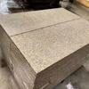 Pedra de ferrugem amarela granito cânhamo dourado lichia superfície lisa parede externa pendurado a seco linhas especiais em forma de piso de jardim loja praça municipal