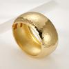 Pulsera Europea y Americana Exagerada Borde Ancho Patrón Martillado con Brillo Chapado en Oro de 18k Pulsera Oro Brazalete Fábrica de Origen Joyería de Mano