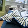 Nuevo conjunto simple de cuatro piezas de algodón puro con puntada de triángulo de color sólido, juego de funda nórdica de tres piezas con borde de concha a rayas de lujo ligero para dormir al desnudo