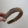 Tiara Peluda com Strass de Alto Padrão Coreana 2025 para Mulheres, Acessório de Cabeça para Outono e Inverno, Tiara de Lã de Aba Larga para Mulheres