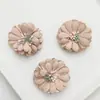 Nuevo Tejido de Super Fibra Accesorios de Flor de Margarita Broche DIY Bolsos Zapatos y Calcetines Fundas para Teléfono Móvil Ropa Accesorios Semi-Terminados