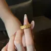 Joyería Chapada en Oro con Pedrería, Diseño Floral, Anillo Ajustable, Lujo Ligero, Anillo Pequeño de Flor de Oro Imitación de Alta Gama, Accesorio de Anillo para Mujer