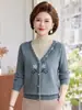 Nueva ropa de maternidad estilo chino para otoño: un cárdigan de punto de dos piezas, un top bordado rojo para mujeres de mediana edad y mayores, moderno y rejuvenecedor